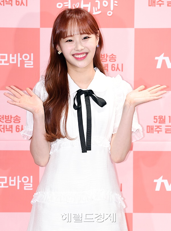 이달의소녀 츄가 10일 오후 서울 영등포구 켄싱턴호텔에서 진행된 tvN D의 새 웹드라마 '필수연애교양' 제작발표회에서 포즈를 취하고 있다.