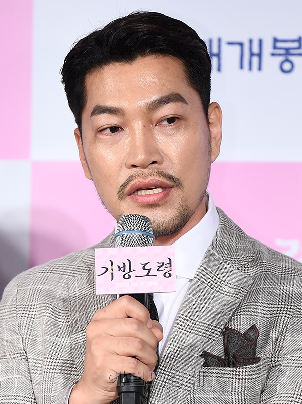배우 최귀화가 14일 오전 서울 동대문메가박스에서 열린 영화 '기방도령' 제작보고회에 참석해 질문에 답하고 있다.