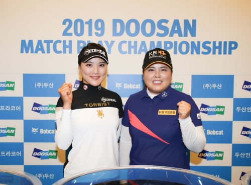 대진 추첨식을 마친 후 기념촬영에 나선 박인비(오른쪽)와 유소연. [사진=KLPGA]