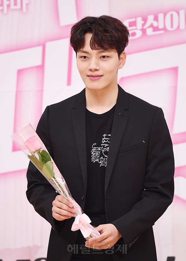 배우 여진구가 15일 오후 서울 양천구 SBS 목동사옥에서 열린 SBS 새 수목드라마 ‘절대그이’ 제작발표회에서 포즈를 취하고 있다.