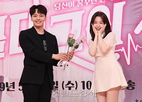배우 여진구-방민아가 15일 오후 서울 양천구 SBS 목동사옥에서 열린 SBS 새 수목드라마 ‘절대그이’ 제작발표회에서 포즈를 취하고 있다.