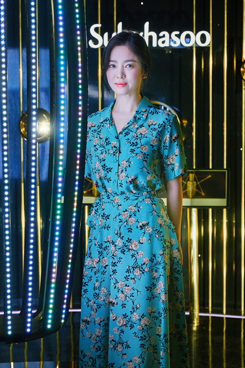 [설화수의 뮤즈이자 모델인 송혜교가 15일 오전 서울 강남역에서 열린 ‘설화수 유니버스’ 팝업스토어오픈 행사에 참석해 포즈를 취하고 있다.]