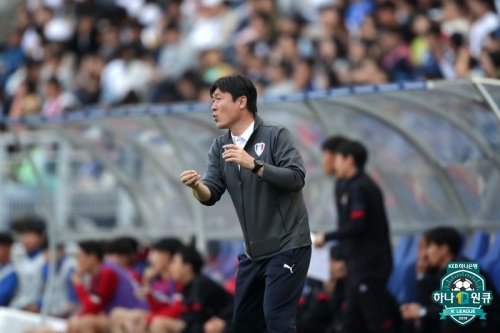 최근 공식 경기 2연승을 기록한 수원의 이임생 감독. [사진=한국프로축구연맹 제공]