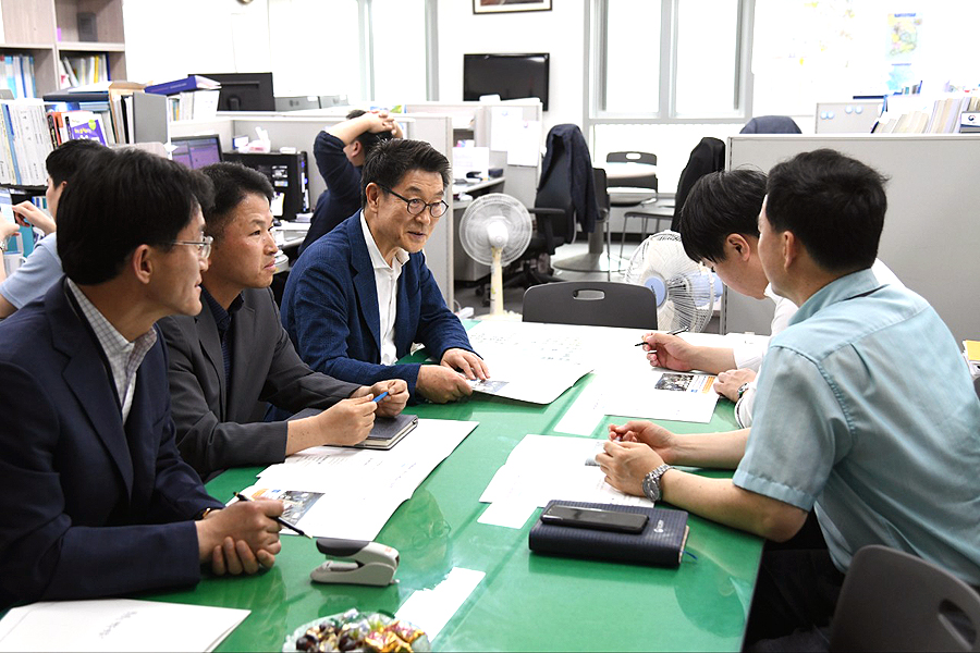 17일  장욱현(왼쪽 세번째) 영주시장이 세종 정부청사를 방문해 내년도 국비 확보를 건의하고 있다(영주시 제공)