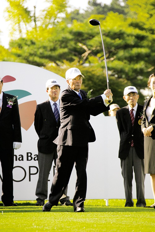 2009년 52회 한국오픈에서 시타하는 고 이동찬 회장.