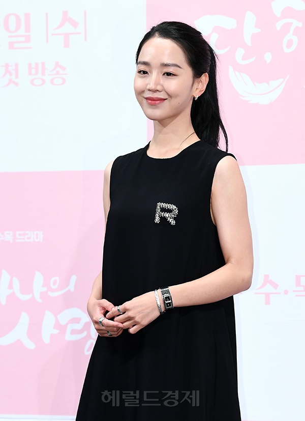 배우 신혜선이 21일 오후 서울 강남구 임피리얼 팰리스 호텔에서 열린 KBS 2TV 새 수목극 '단, 하나의 사랑' 제작발표회에서 포즈를 취하고 있다.