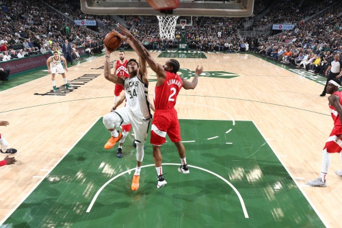 밀워키 에이스 야니스 아테토쿤보(좌)를 수비중인 카와이 레너드(우). [사진=NBA]