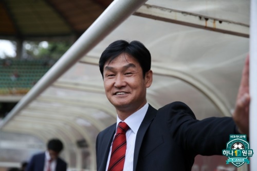 최근 리그 4경기 연속 무패를 기록한 서울의 최용수 감독. [사진=한국프로축구연맹 제공]