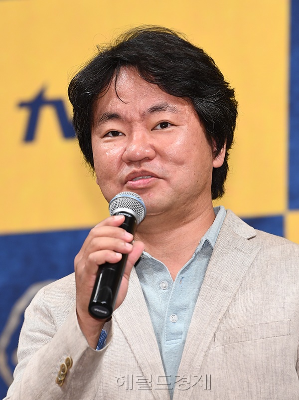 김원석 연출이 28일 오후 서울 강남구 임피리얼 팰리스 서울에서  열린 tvN 새 토일드라마 '아스달 연대기' 제작발표회에서 포즈를 취하고 있다.