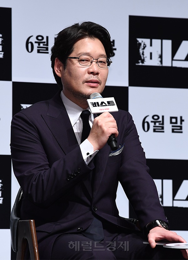 배우 유재명이 30일 오전 서울 강남구 CGV 압구정점에서 열린 영화 '비스트'제작 보고회에 참석해 질문에 답하고있다.