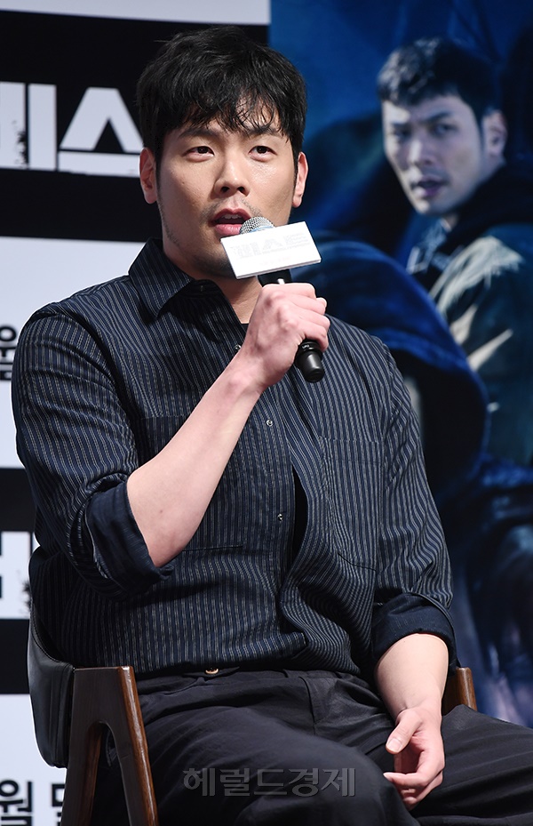 배우 최다니엘이 30일 오전 서울 강남구 CGV 압구정점에서 열린 영화 '비스트'제작 보고회에 참석해 질문에 답하고있다.