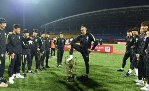판다컵 우승이후 과도한 세레머니로 논란이 된 U-18대표팀. [사진=중국 시나스포츠]