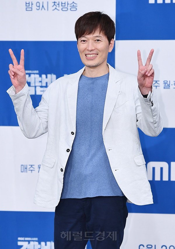 배우 정재영이 3일 오후 서울 마포구 상암 MBC 골든마우스홀에서 열린 MBC 새 월화극 '검법남녀' 시즌2 제작발표회에서 포즈를 취하고 있다.