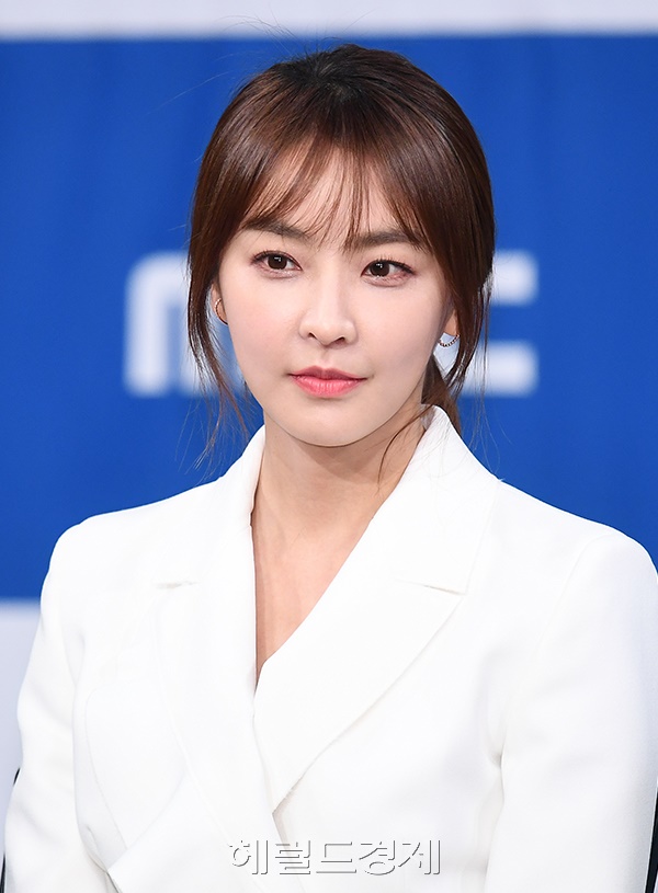 배우 정유미가 3일 오후 서울 마포구 상암 MBC 골든마우스홀에서 열린 MBC 새 월화극 '검법남녀' 시즌2 제작발표회에서 포즈를 취하고 있다.