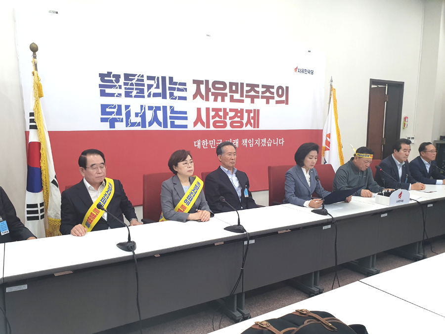 공원식(오른쪽 세번째)   공동위원장이 지유한국당 나경원 원내대표에게 포항지진 특별법' 통과에 힘써 달라고  호소문을 전달했다,(김정재 의원실 제공)