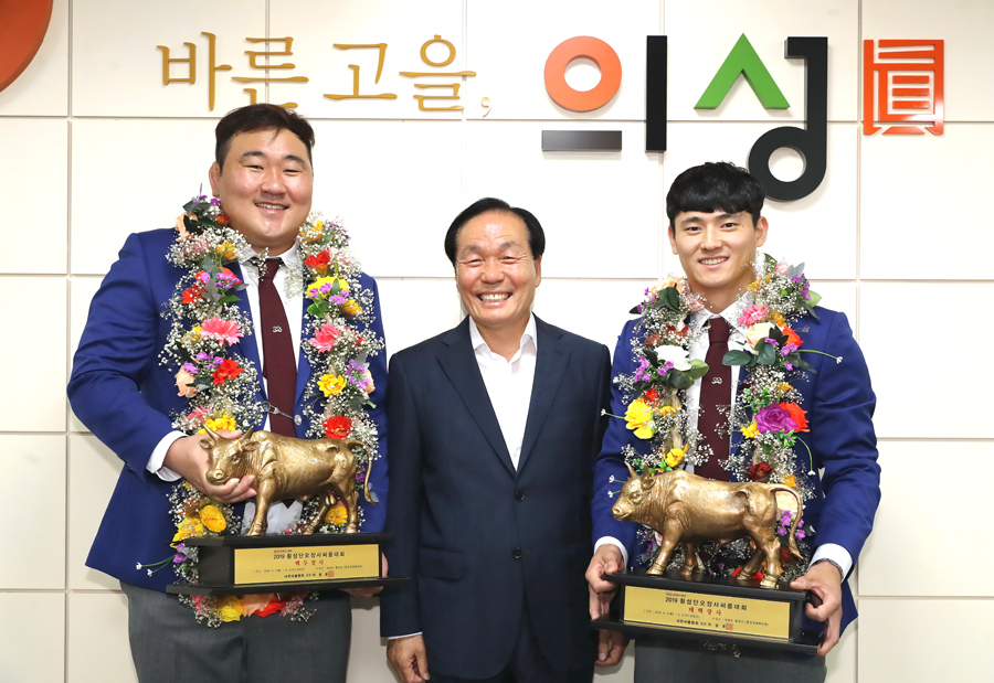 김주수 의성군수가 10일 ‘2019 횡성단오장사씨름대회’에서 우수한 성적을 거둔 선수단을 격려한후 기념사진을 찍고 있다(의성군 제공)
