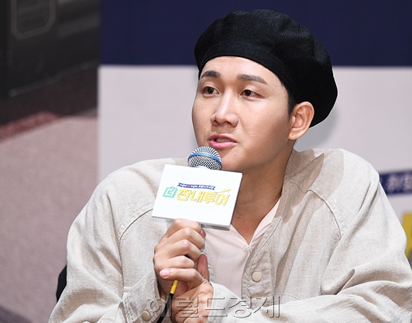 이용진이 18일 오전 서울 구로구 라마다신도림 호텔에서 열린 tvN 예능프로그램 '더 짠내투어' 제작발표회에서 질문에 답하고 있다.