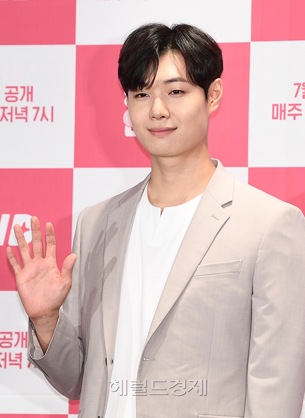 배우 김철민이 4일 오후 서울 영등포구 여의도 켄싱턴호텔에서 열린 tvN D 웹드라마 '통통한 연애 시즌2' 제작 발표회에서 포즈를 취하고 있다.