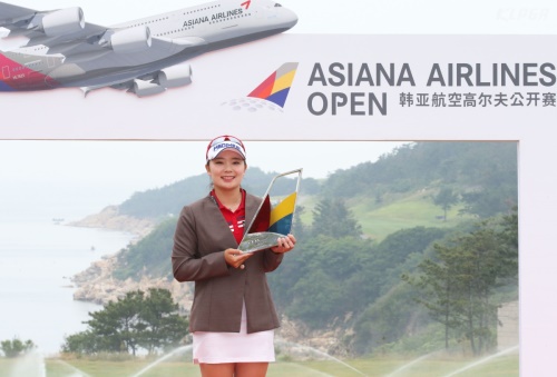 우승 트로피를 들고 포즈를 취한 이다연. [사진=KLPGA]