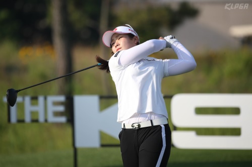 이소영이 지난 한국여자오픈 첫날 10번 홀에서 드라이버샷을 하고 있다. [사진=KLPGA]
