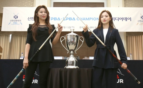 김가영(왼쪽)과 차유람이 큐를 들고 우승컵 앞에서 포즈를 취하고 있다. [사진=PBA투어]
