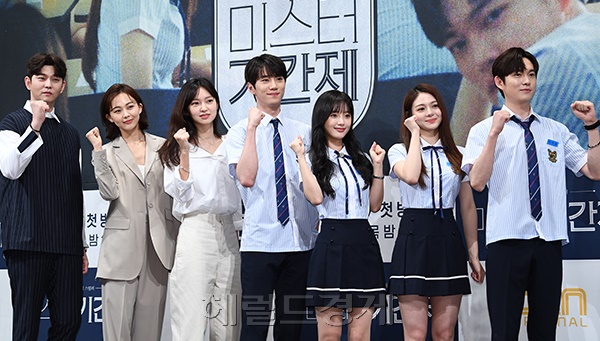 배우 윤균상-금새록-최유화-이준영-한소은-김명지-최규진이 16일 오후 서울 강남구 임피리얼 팰리스 서울에서 열린 OCN 새 수목드라마 ‘미스터 기간제' 제작발표회에서 포즈를 취하고 있다.