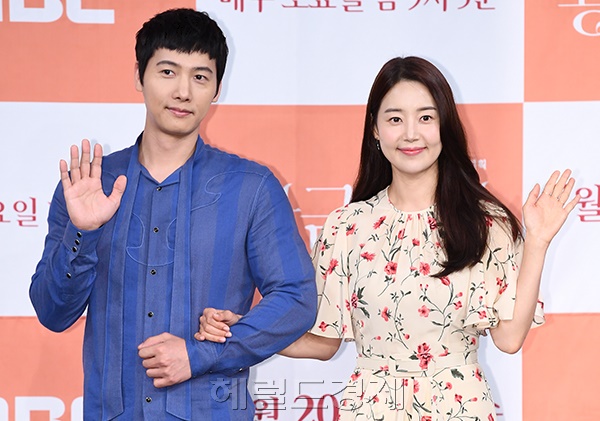 이날 배우 이상우-한지혜가 19일 오후 서울 마포구 상암 MBC에서 열린 MBC 새 주말특별기획 ‘황금정원’ 제작발표회에서 포즈를 취하고 있다.