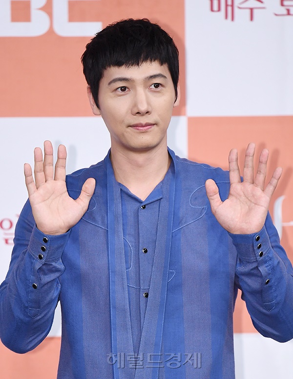 이날 배우 이상우가 19일 오후 서울 마포구 상암 MBC에서 열린 MBC 새 주말특별기획 ‘황금정원’ 제작발표회에서 포즈를 취하고 있다.