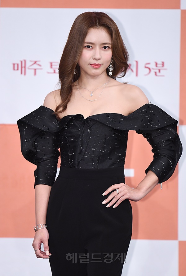 이날 배우 오지은이 19일 오후 서울 마포구 상암 MBC에서 열린 MBC 새 주말특별기획 ‘황금정원’ 제작발표회에서 포즈를 취하고 있다.