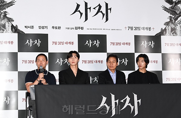 김주환 감독이 22일 오후 서울 광진구 롯데시네마 건대입구점에서 열린 영화 '사자' 언론시사회 및 기자간담회에서 질문에 답하고 있다. .