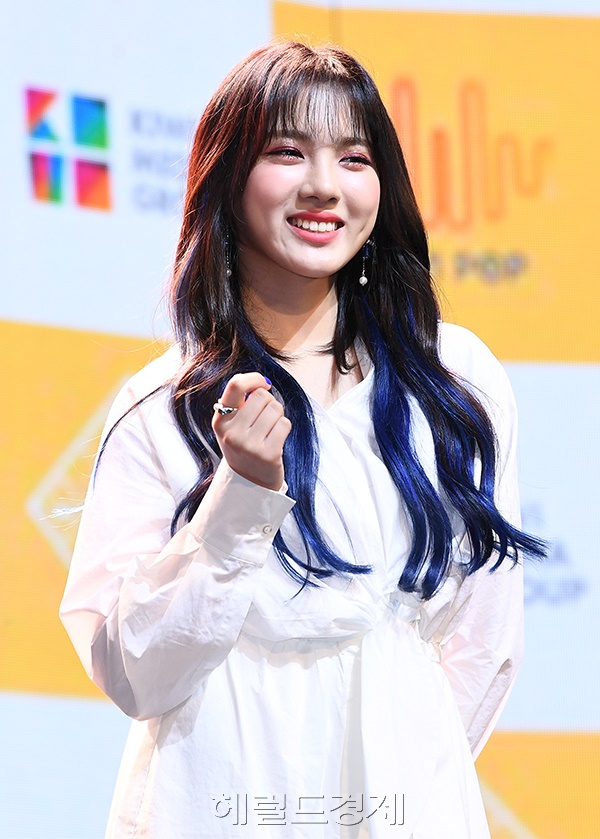 그룹 공원소녀가 23일 오후 서울 광진구 예스24 라이브홀에서 열린 걸그룹 공원소녀(GWSN) 세 번째 미니앨범 ‘밤의 공원 part three’ 쇼케이스에서 포즈를 취하고 있다.