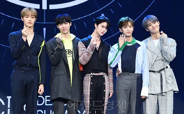 그룹 씨아이엑스가 24일 오후 올림픽공원 SK핸들볼경기장에서 열린 데뷔 쇼케이스에서 포즈를 취하고 있다.