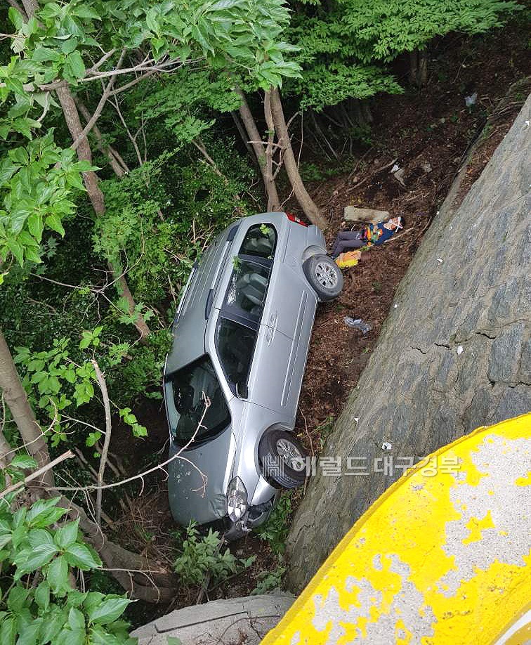 28일 울릉군 북면 나리분지 전망대 커브길에서 승합차가 아래로 떨어져 6명이 중경상을 입었다(독자제공)