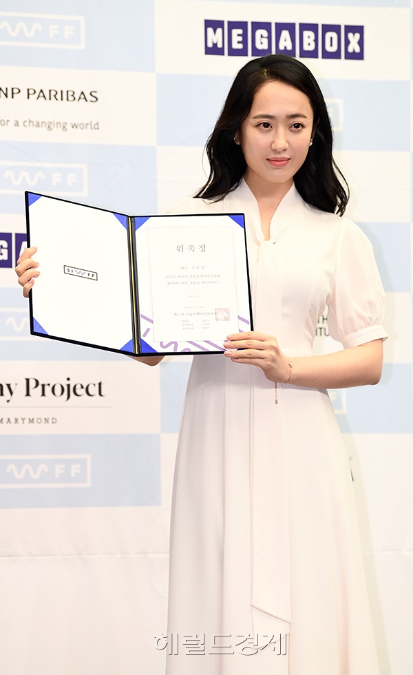 배우 김민정이 1일 오전 서울 마포구 상암 스탠포드호텔에서 열린 제 21회 서울국제여성영화제 기자회견에서 포즈를 취하고 있다.