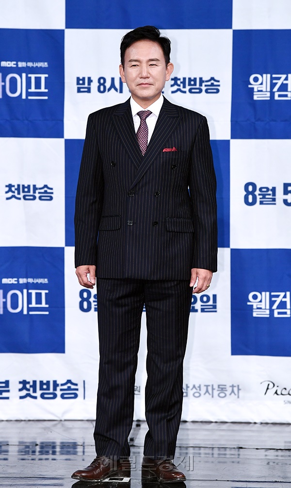 배우 손병호가 5일 오후 서울 마포구 상암 MBC에서 열린 MBC 새 월화드라마 ‘웰컴2라이프’ 제작발표회에서 포즈를 취하고 있다.