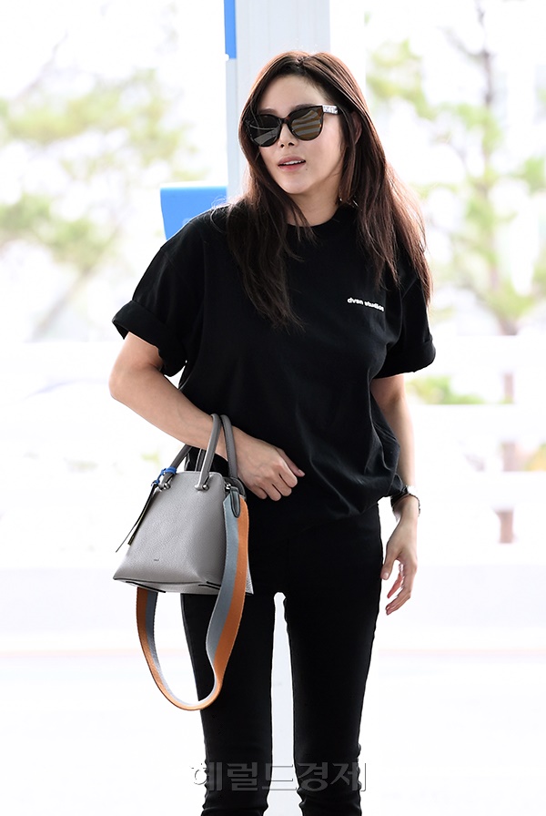 배우 박시연이 매거진 화보 촬영 차 8일 오후 인천국제공항을 통해 인도네시아 발리로 출국하고 있다.