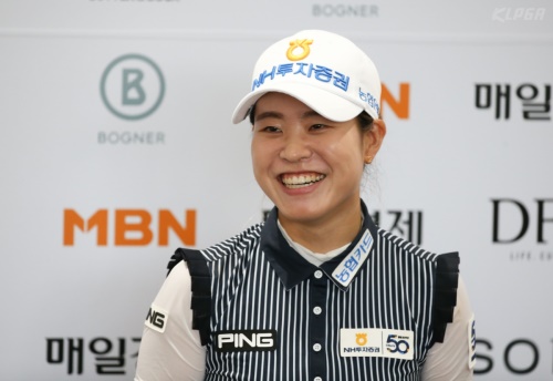 박민지가 17일 보그너MBN오픈에서 2타차 선두로 마치고 인터뷰하고 있다. [사진=KLPGA]