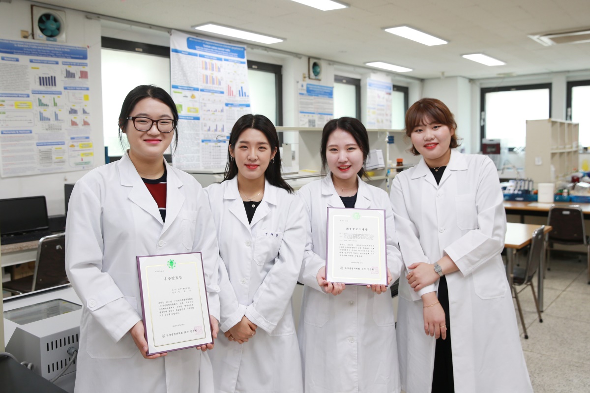 최우수포스터상과 우수발표상을 받은 의생명과학전공 학생들. 왼쪽부터 천혜진, 한유정, 장희지, 서채령 학생.[대구가톨릭대 제공]