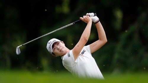 13번 홀에서 아이언 샷을 날리고 있는 박성현. [사진=LPGA]