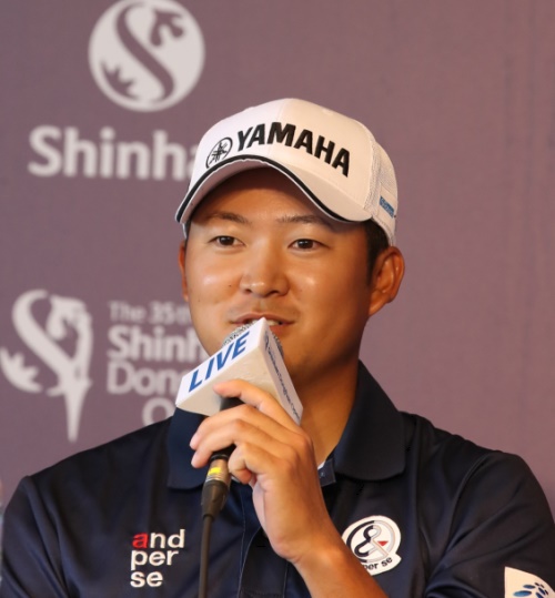 지난해 JGTO상금왕인 이마히라 슈고는 제35회 신한동해오픈 첫날 선두로 마쳤다. [사진=신한동해오픈]