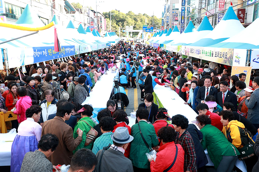 '2018 예천장터 농산물 대축제'에서 참가자들이 가래떡 뽑기를 하고 있다(예천군 제공)