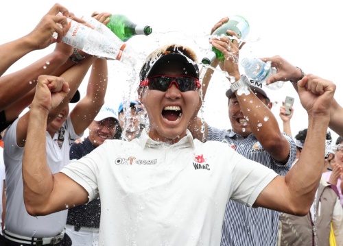지난해 이태희가 우승하면서 동료들로부터 축하 물세례를 받고 있다. [사진=KPGA]