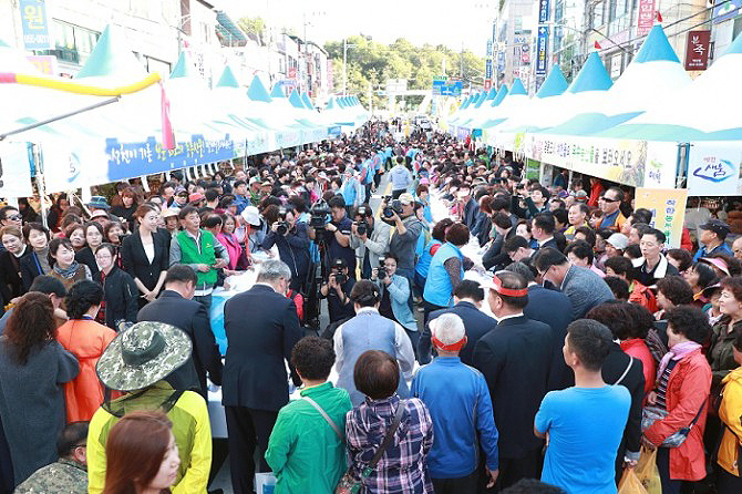 지난해 예천읍 시가지 일원에서 열린 예천장터 농산물 대축제모습(예천군 제공)