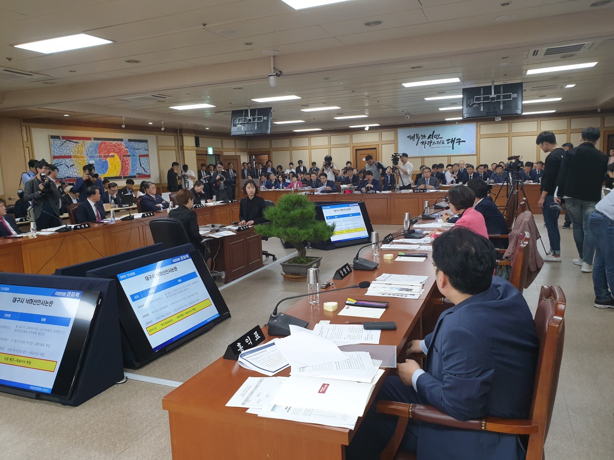 2019년도 국회 행정안전위원회의 대구시에 대한 국정감사가 10일 대구시청 10층 대회의실에서 열렸다.[사진=김병진기자]