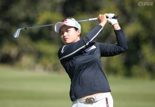 3번 홀에서 아이언 샷을 날리고 있는 최혜진. [사진=KLPGA]