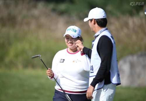 버디를 잡은 후 캐디와 주먹을 부딫히고 있는 나희원. [사진=KLPGA]