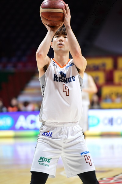자유투를 시도하고 있는 인천 전자랜드의 김낙현. [사진=KBL]