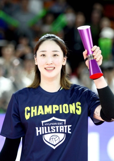 KOVO컵에서 MVP를 수상한 고예림이 트로피를 들고 있다. [사진=현대건설]