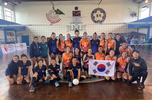 유니버시다드 세살 발레호(Universidad Cesar Vollejo)와  레바자 아코스타(Rebaza Acosta) 선수들과 함께 사진을 찍었다.