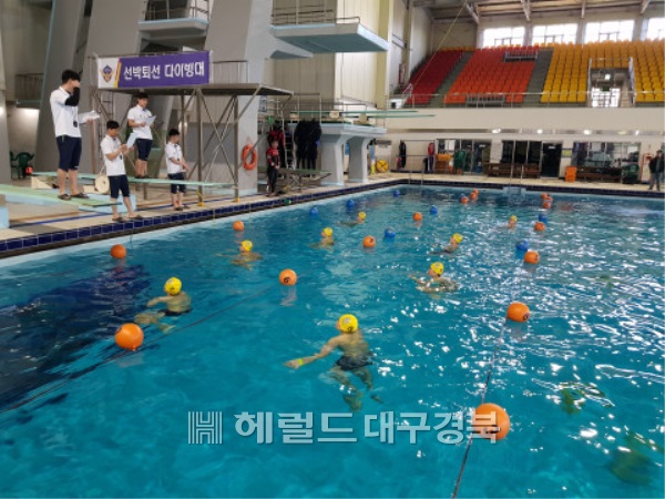 포항해경은 오는 20일 '제5회 수상구조사 국가자격시험'을 시행한다. 사진은 지난 해 자격시험 모습. (포항해경 제공)